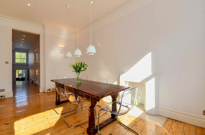 3 Bedroom Flat To Rent In Old Brompton Road, Earls Court, London, SW5