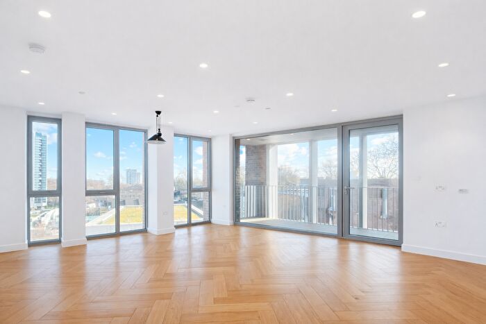 2 Bedroom Apartment To Rent In Maple Path, Hackney, London, E5