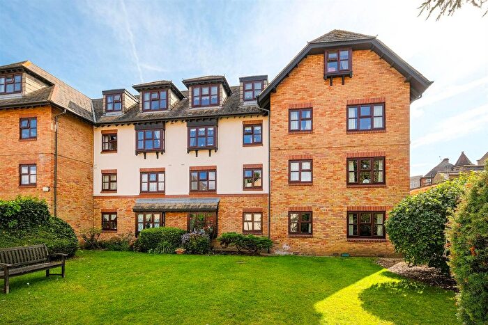 1 Bedroom Flat For Sale In Westleigh Court, Nightingale Lane, Wanstead, E11