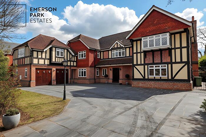 5 Bedroom Detached House For Sale In Nelmes Road, Hornchurch, RM11