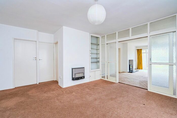 2 Bedroom Detached Bungalow For Sale In Stourbridge Road, Dudley, DY1