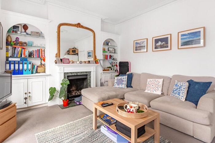 2 Bedroom Flat To Rent In Jedburgh Street, Clapham Common, SW11