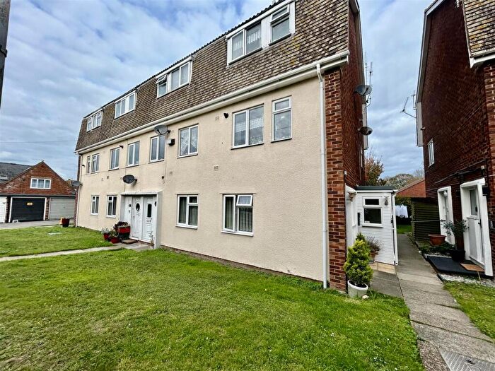 2 Bedroom Flat To Rent In Woodford Court, Birchington, CT7