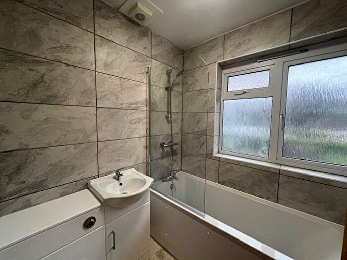 2 Bedroom Flat To Rent In Hillcrest, Great Chart, Ashford, TN23