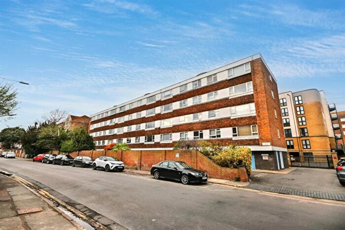 2 Bedroom Flat For Sale In Southfields Road, Eastbourne, BN21
