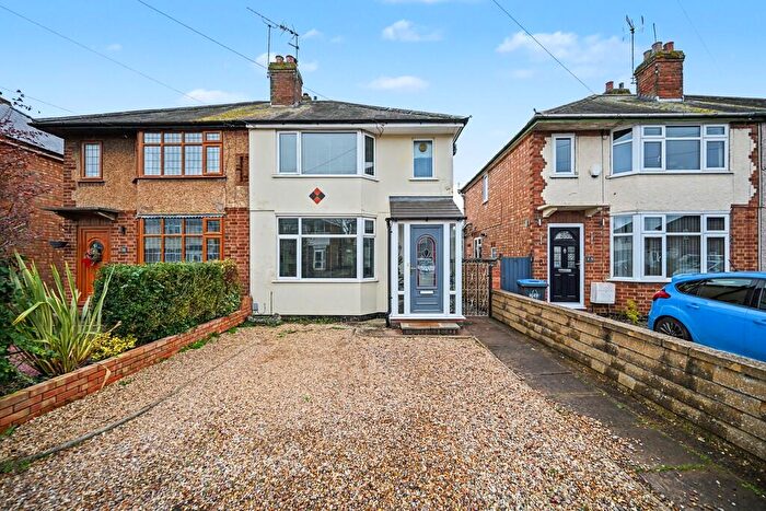 3 Bedroom Semi Detached House For Sale In Heath Way, Hillmorton, Rugby, CV22