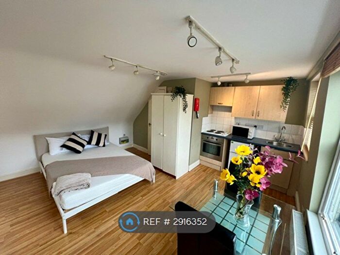 1 Bedroom Flat To Rent In Castletown Road, London, W14