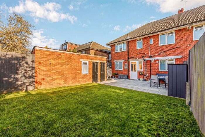 2 Bedroom Flat For Sale In Canada Road, London, W3