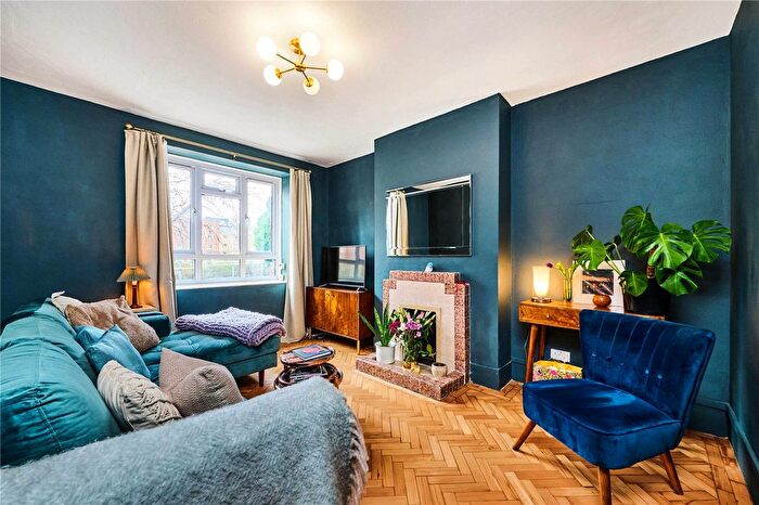 3 Bedroom Flat For Sale In Triangle Place, London, SW4