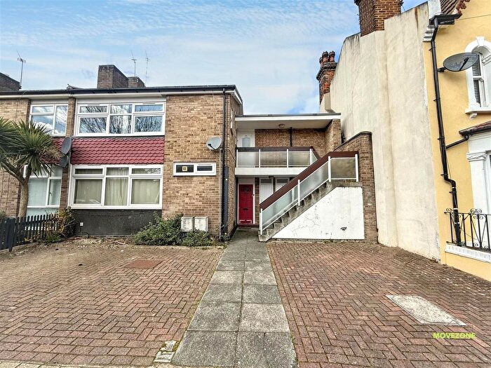 2 Bedroom Maisonette For Sale In Summerley Street, Earlsfield, SW18