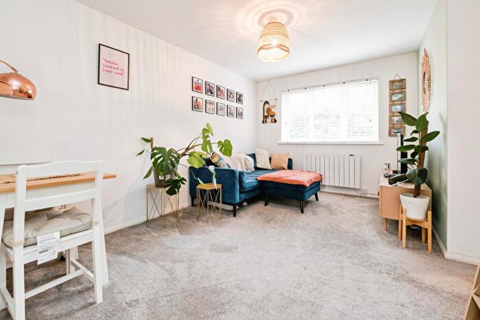 1 Bedroom Flat For Sale In Greenacre Gardens, London, E17