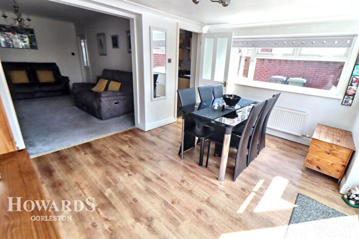 2 Bedroom Semi-Detached Bungalow For Sale In Willow Avenue, Bradwell, NR31