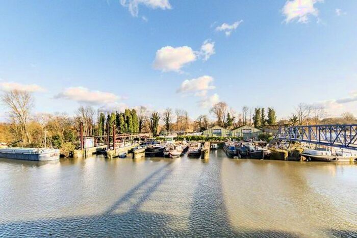 2 Bedroom Flat To Rent In High Street, Brentford, TW8