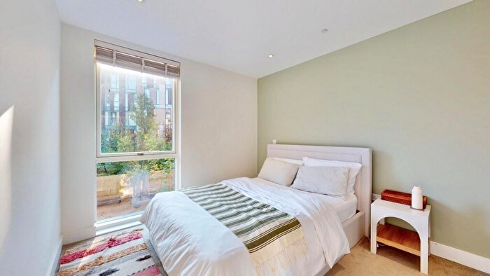 3 Bedroom Apartment For Sale In Claremont House, Maple Way, London, SE16