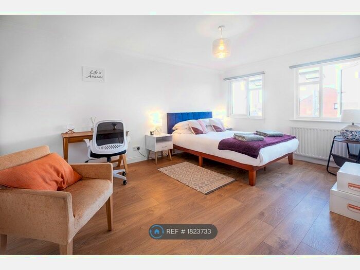 2 Bedroom Flat To Rent In Lawrence House, Winchester, SO22