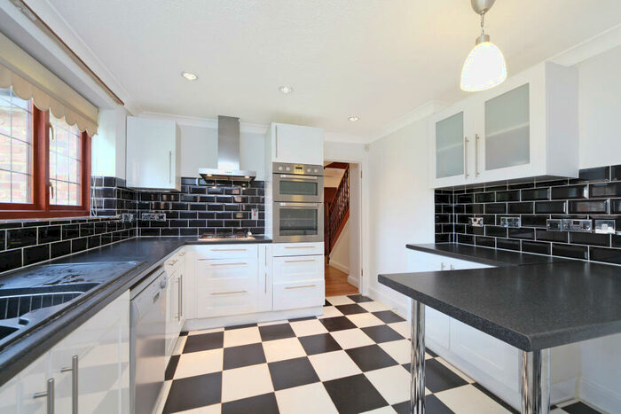 5 Bedroom Detached House To Rent In Cranmer Close, Weybridge, KT13