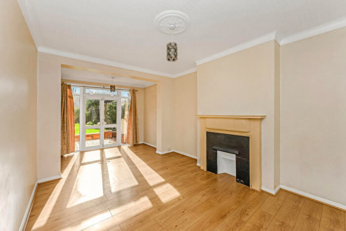 3 Bedroom Semi Detached House For Sale In Seafield Road, London, N11