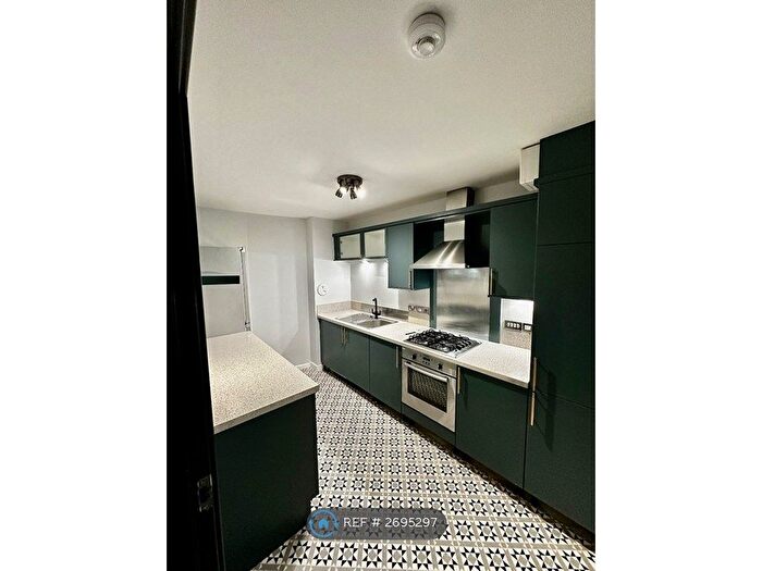 2 Bedroom Flat To Rent In Salamander Court, Edinburgh, EH6