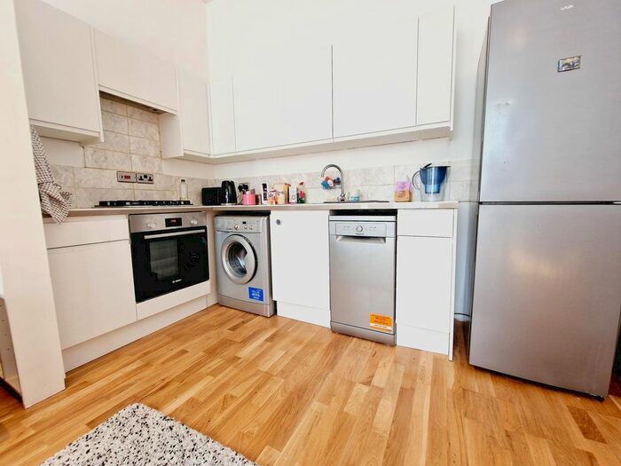 2 Bedroom Flat To Rent In Hartham Road, London, N7