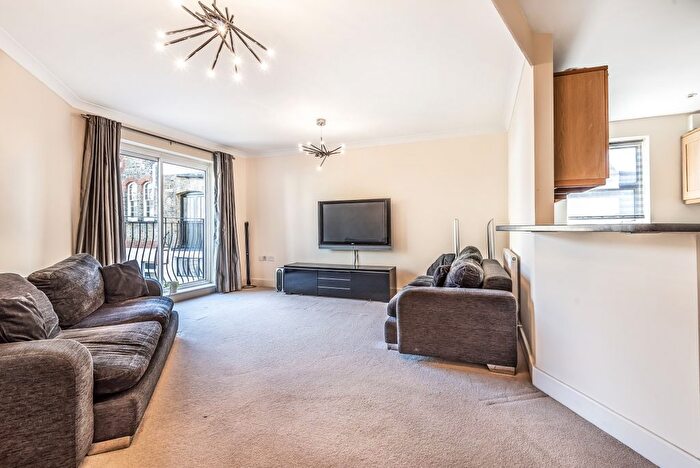 2 Bedroom Flat To Rent In Compass Lane, Bromley, Kent, BR1