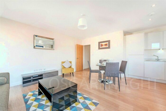 2 Bedroom Flat To Rent In High Road, London, N12