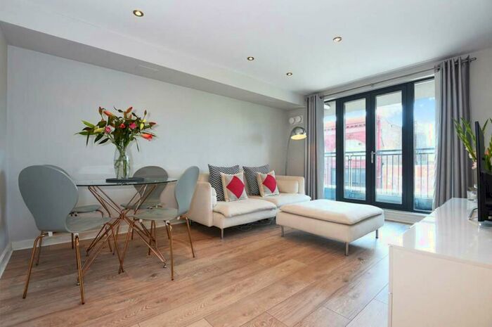 2 Bedroom Flat To Rent In Cottage Road, Islington, London, N7