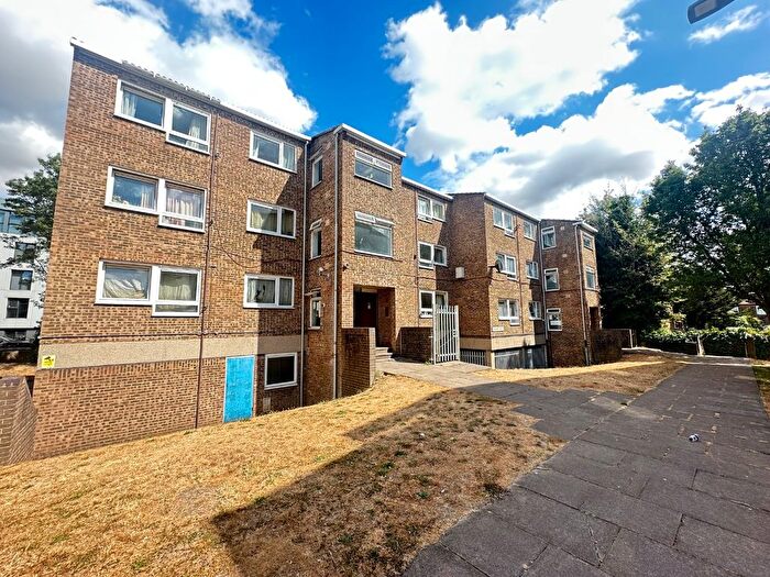 1 Bedroom Flat To Rent In Dumfries Court, Dumfries Street, Luton, Bedfordshire, LU1