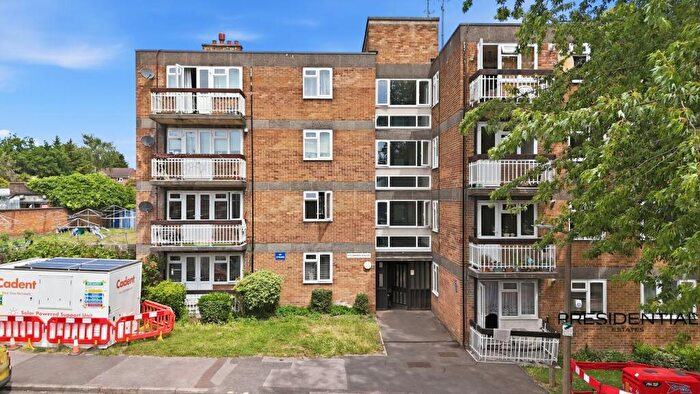 3 Bedroom Flat For Sale In Albert Road, Buckhurst Hill, IG9