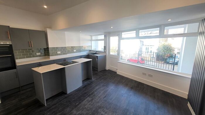 1 Bedroom Flat To Rent In St. Johns Road, Isleworth, TW7