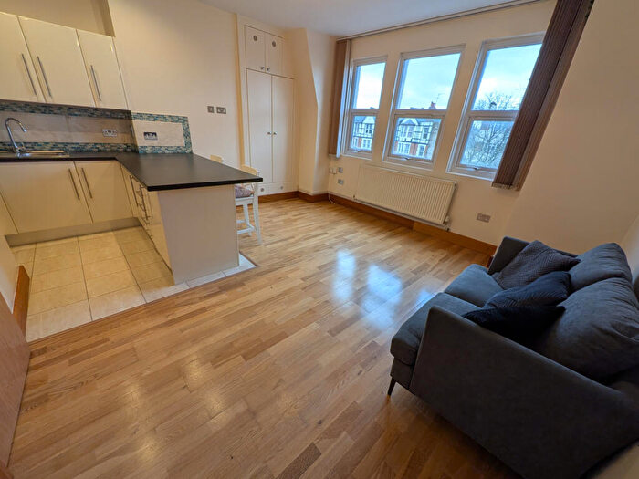 1 Bedroom Flat To Rent In Queens Parade, Green Lanes, London, N8