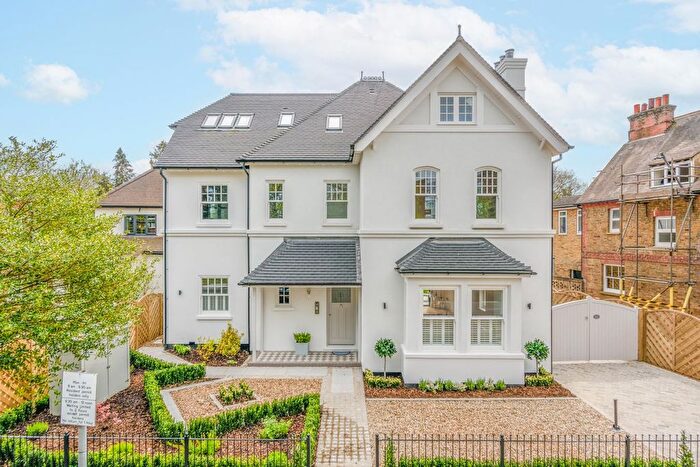 1 Bedroom Flat For Sale In Station Avenue, Walton-On-Thames, KT12