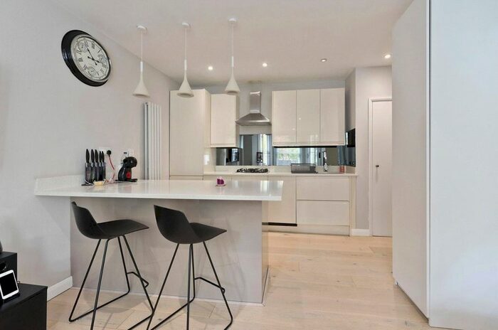 1 Bedroom Flat To Rent In Cambridge Gardens, North Kensington, London, Uk, W10