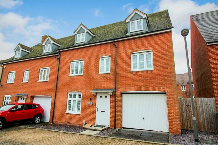 5 Bedroom House To Rent In Brimstone Lane, Aylesbury, HP19
