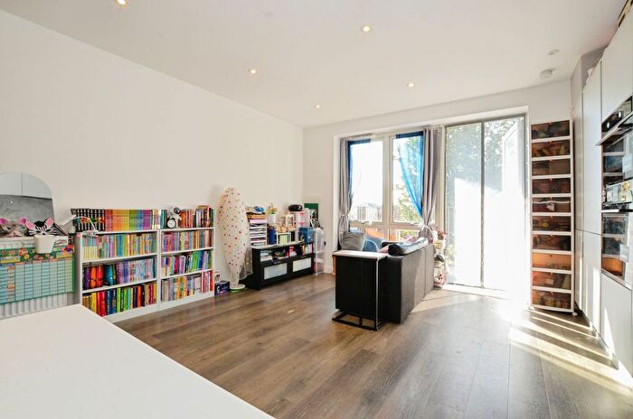 2 Bedroom Flat For Sale In Oxhey Drive, Watford, WD19