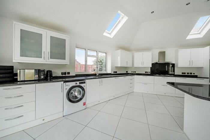 3 Bedroom Bungalow For Sale In Knightwood Crescent, New Malden, Greater London, KT3