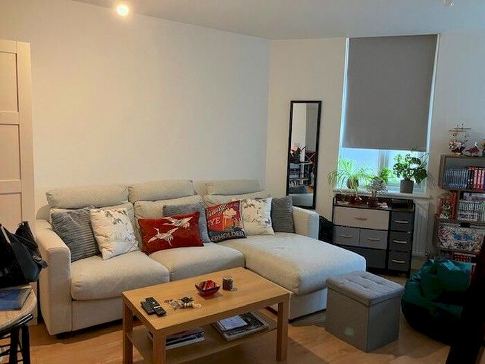 Studio To Rent In Avenue Road, London, NW10