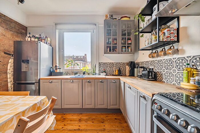 3 Bedroom Maisonette For Sale In Brockley Rise, London, SE23