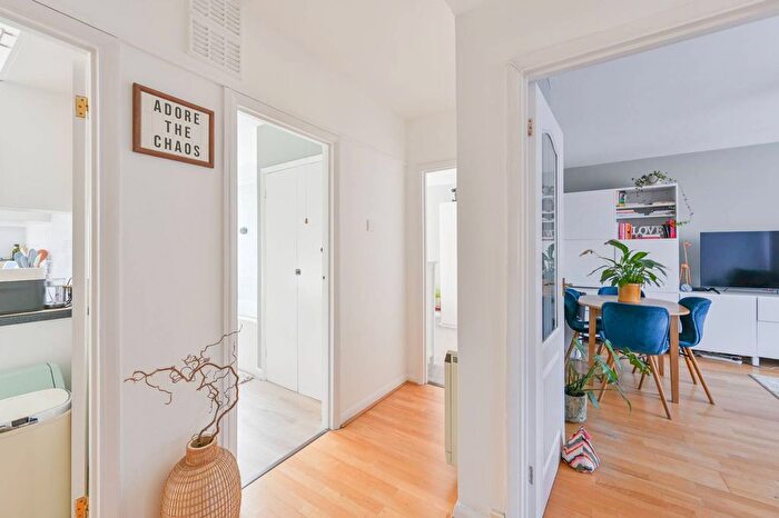 2 Bedroom Flat To Rent In Waynflete Street, Earlsfield, London, SW18