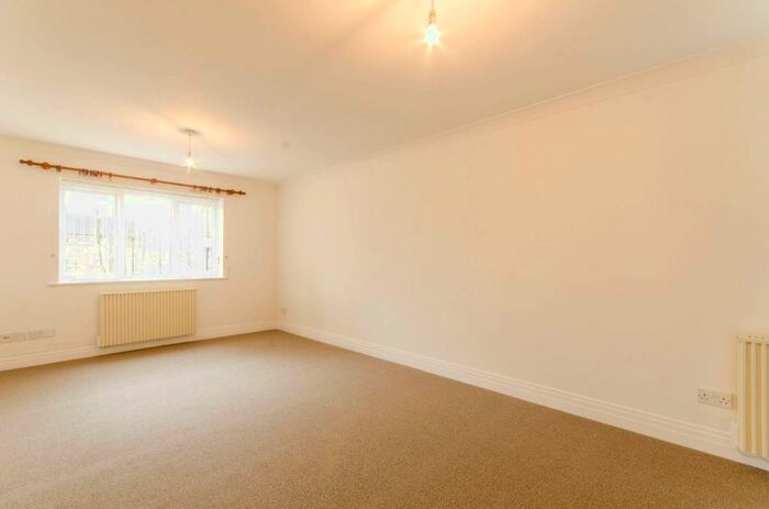 2 Bedroom Flat To Rent In Friern Park, North Finchley, London, N12