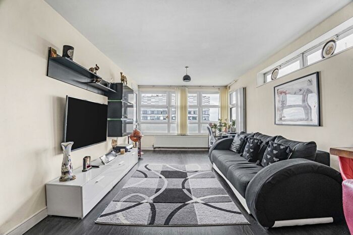 2 Bedroom Flat For Sale In Staines Road West, Sunbury-On-Thames, Surrey, TW16