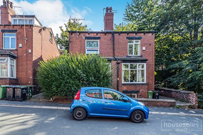 5 Bedroom Semi-Detached House For Sale In Village Place, Leeds, LS4