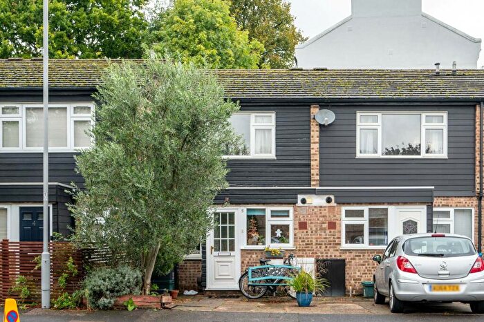 2 Bedroom Semi-Detached House To Rent In Iris Close, Surbiton, KT6