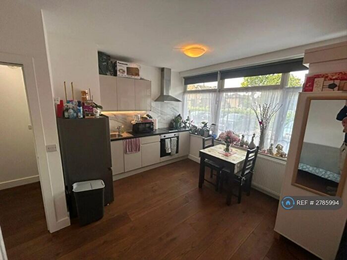 Studio To Rent In Ballards Lane, London, N3