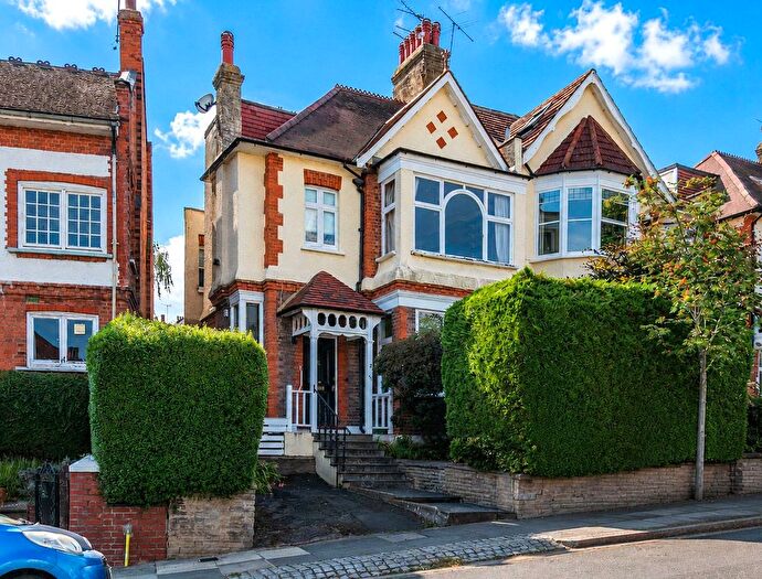 5 Bedroom Semi-Detached House For Sale In Cholmeley Park, London, N6