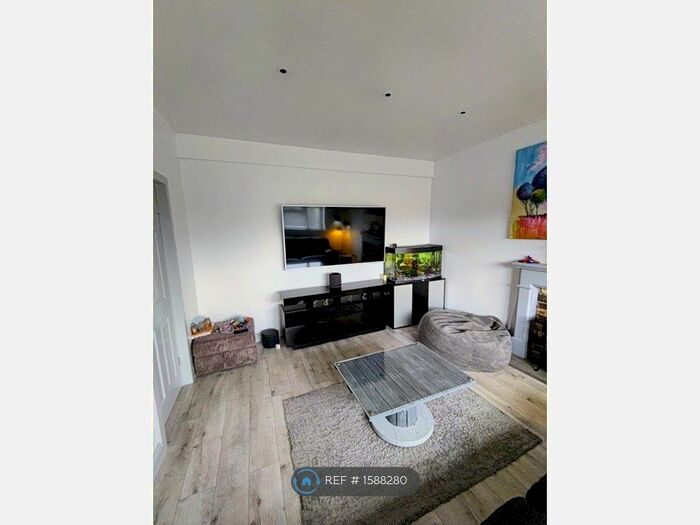 2 Bedroom Flat To Rent In Clay Lane, Reading, RG7