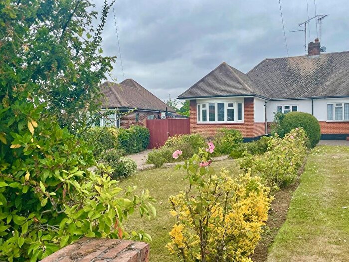 3 Bedroom Bungalow For Sale In Thorndon Park Crescent, Leigh-On-Sea, Essex, SS9