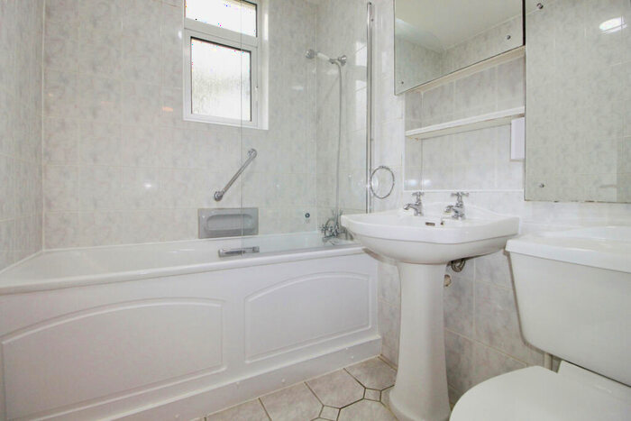 3 Bedroom Flat To Rent In Peters Lodge, Stonegrove, Edgware, HA8