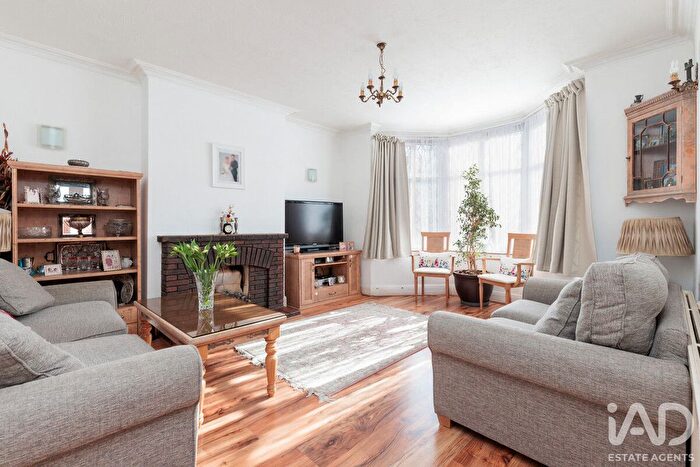 5 Bedroom Semi-detached House For Sale In Nibthwaite Road, Harrow, HA1