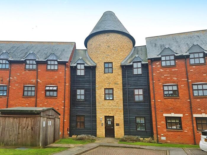 2 Bedroom Flat For Sale In Islington Grove, Milton Keynes, MK10