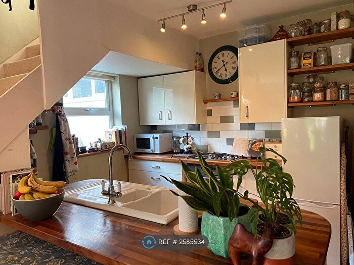 2 Bedroom Flat To Rent In Palace Road, London, SW2